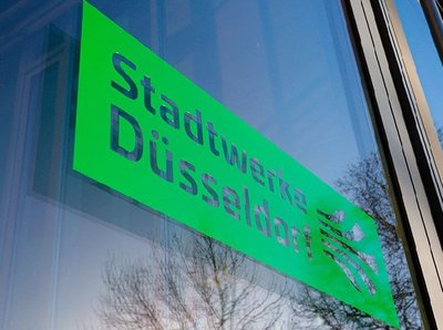 Bild von einem Fenster mit einem "Stadtwerke Düsseldorf" Firmenaufkleber