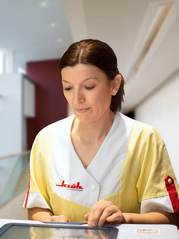 Reinigungskraft mit mobilem Putzwagen