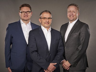 Gruppenbild der Klüh Security Geschäftsführung von links nach rechts: Sven Horstmann, Axel Hartmann und Dr. Marc Bieling