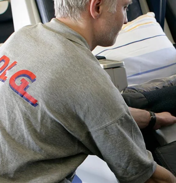 Ein Mann durchsucht die Flugzeugkabine